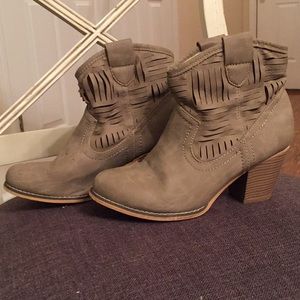 Bucco booties! Lightly used but condition is good!